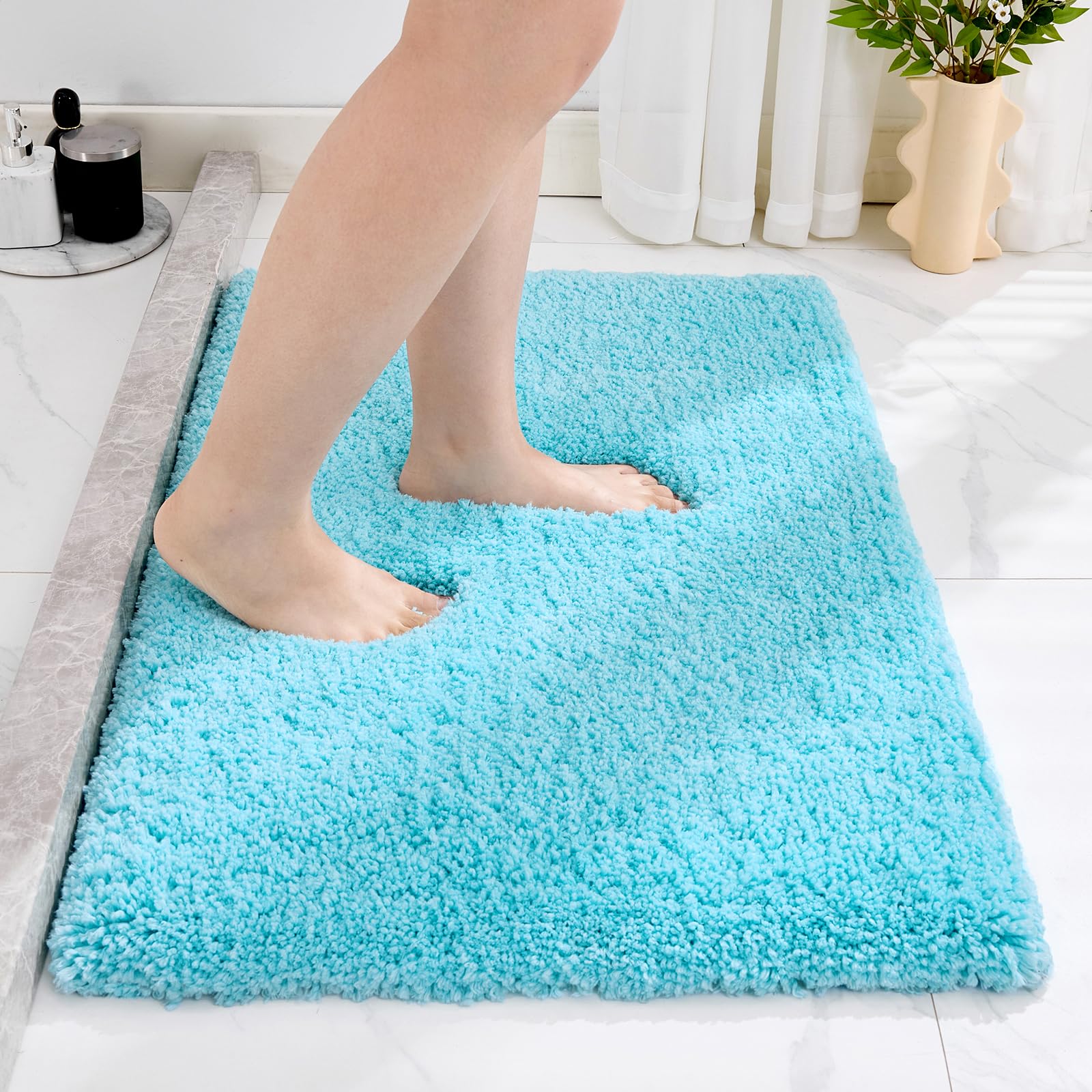 Disolla White Bathroom Rug 17x24 - Non-Slip Plush Small Bath Mat, Highly Absorbent & Ultra Soft Fluffy Floor Mat, Machine Washable for Shower and Tub