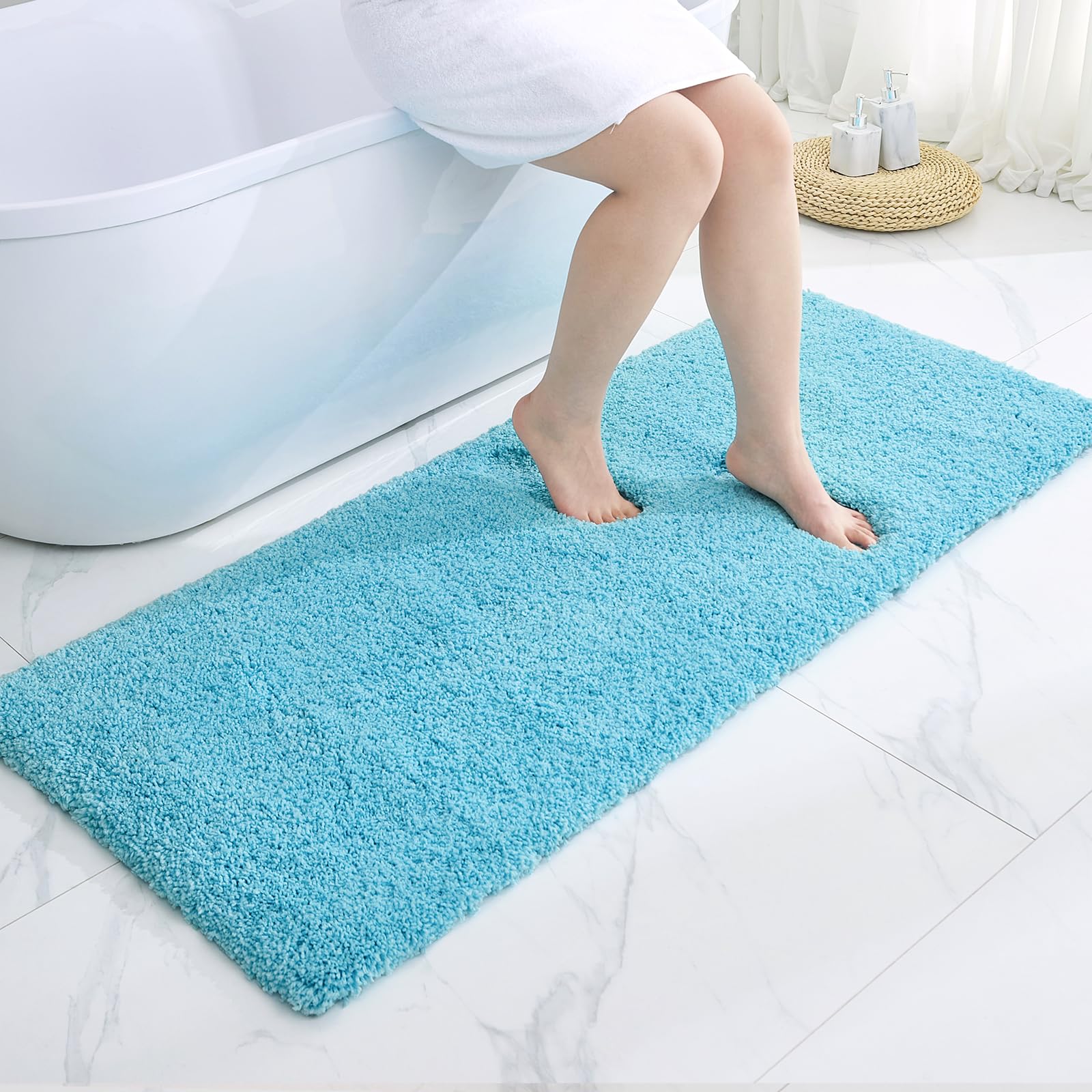 Disolla White Bathroom Rug 17x24 - Non-Slip Plush Small Bath Mat, Highly Absorbent & Ultra Soft Fluffy Floor Mat, Machine Washable for Shower and Tub