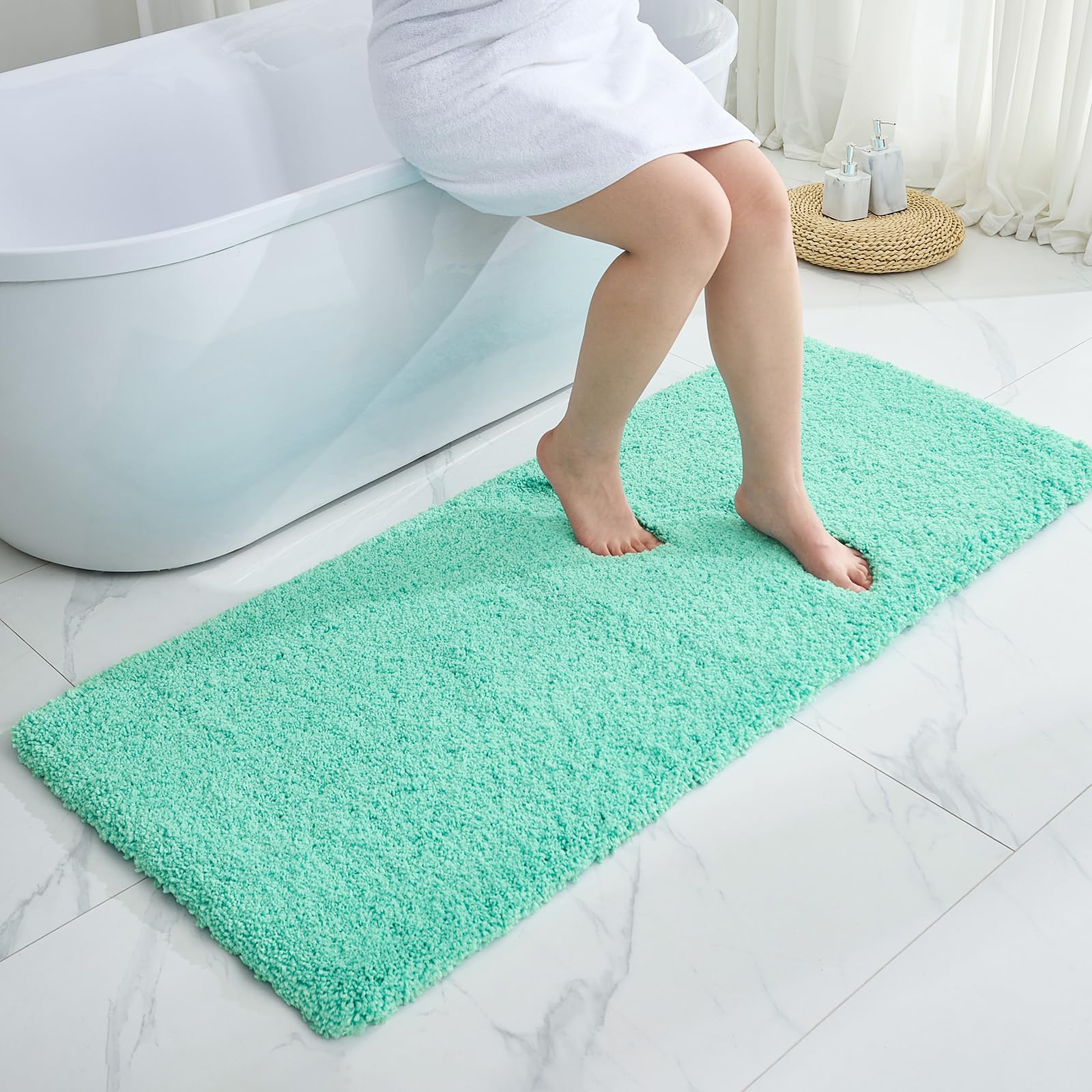 Disolla White Bathroom Rug 17x24 - Non-Slip Plush Small Bath Mat, Highly Absorbent & Ultra Soft Fluffy Floor Mat, Machine Washable for Shower and Tub