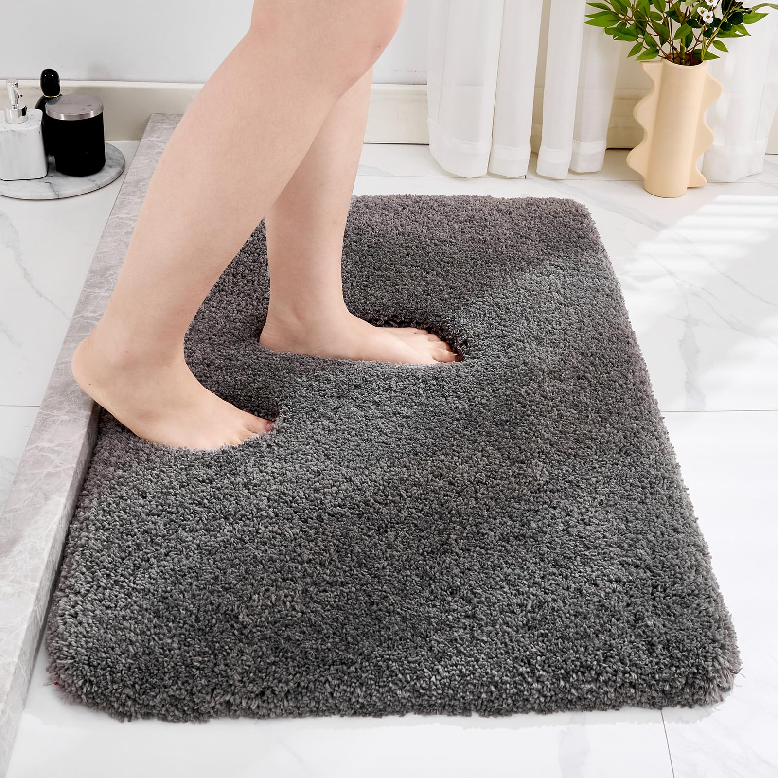 Disolla White Bathroom Rug 17x24 - Non-Slip Plush Small Bath Mat, Highly Absorbent & Ultra Soft Fluffy Floor Mat, Machine Washable for Shower and Tub